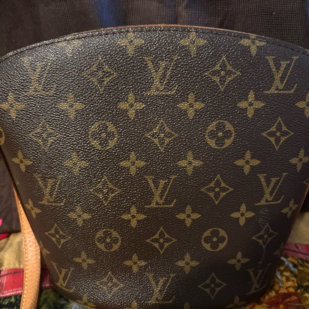 Louis Vuitton Monogram 23.75"
Height: 8.25"
Width: 10"
Depth: 4.25" - Picture 7 of 10